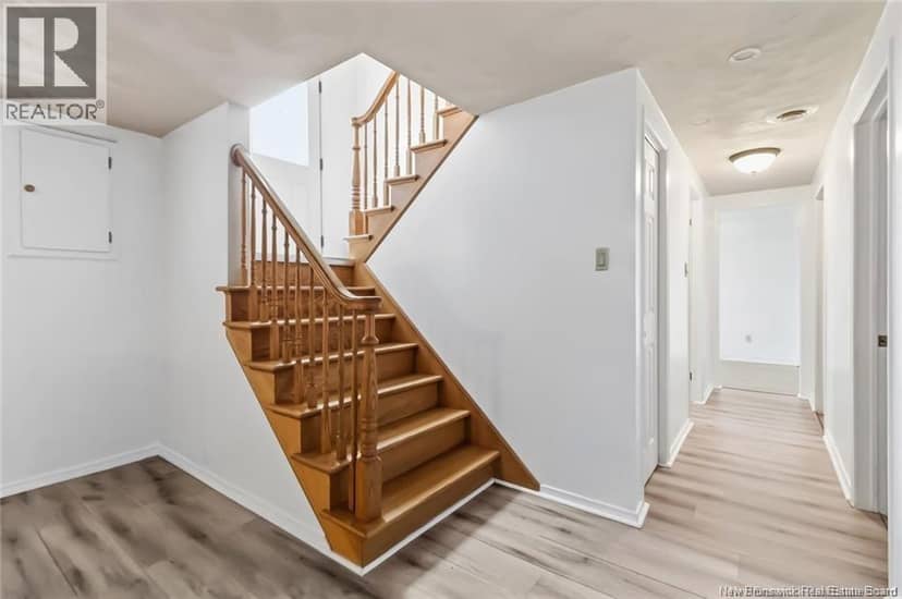 27 Woodstone Crescent — photo 10 of 19