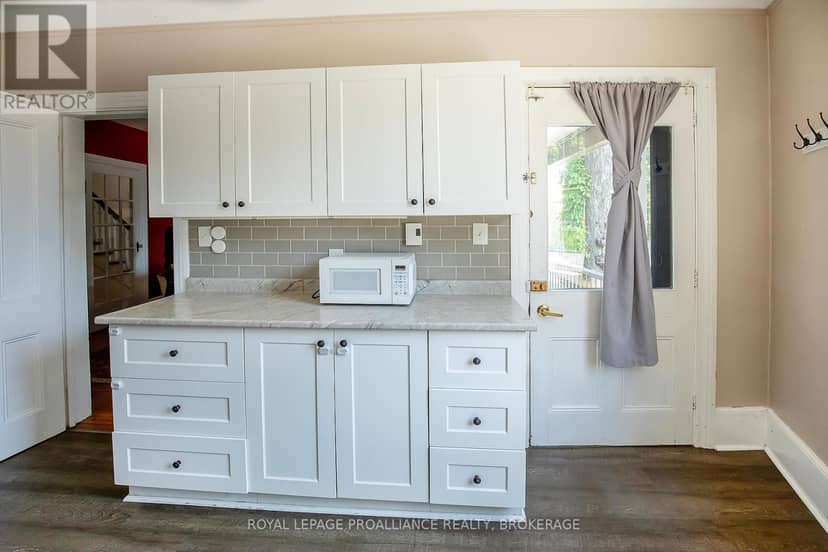 300 Sydenham Street — photo 11 of 35