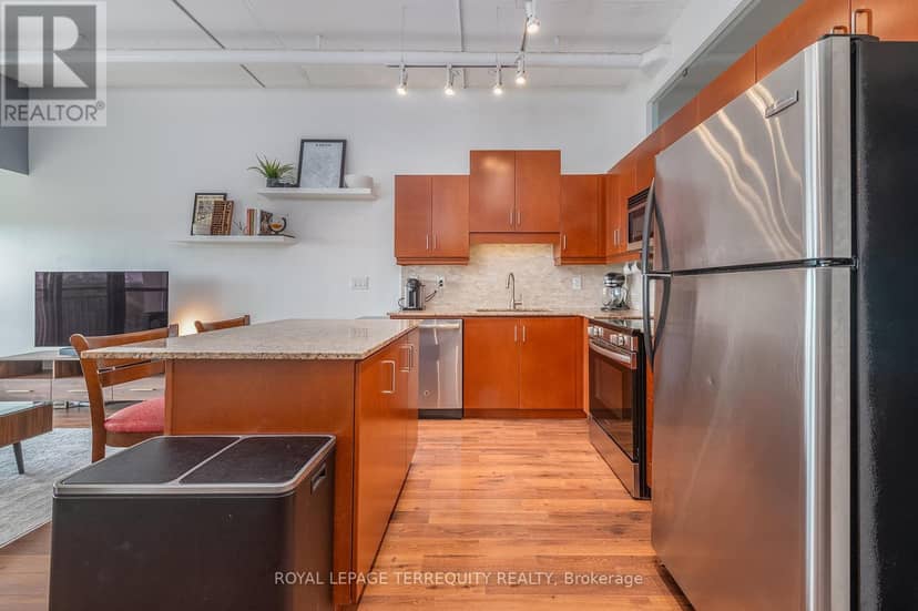707 - 2 Fieldway Road — photo 7 of 33