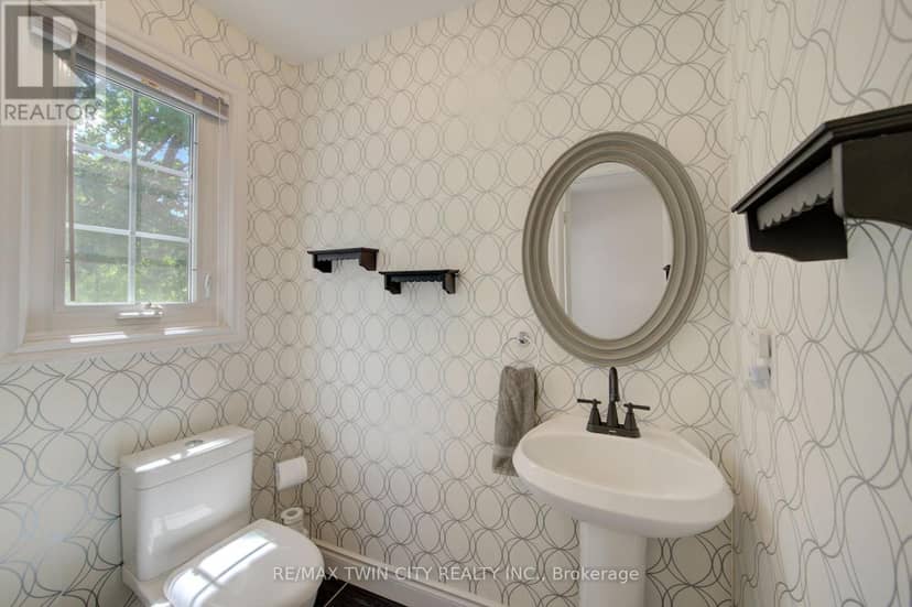 9 - 375 Holiday Inn Drive — photo 4 of 28