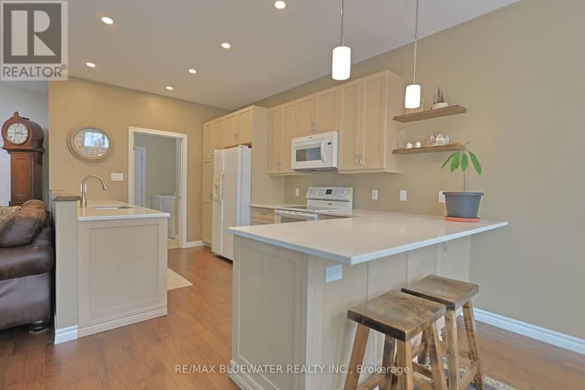 13 Oakwood Links Lane, South Huron, photo 4