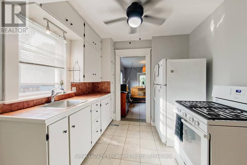 27 Edwin Street E — photo 10 of 33