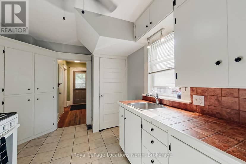 27 Edwin Street E — photo 9 of 33