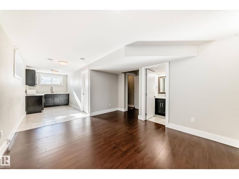 10711 70 AV NW — photo 35 of 40