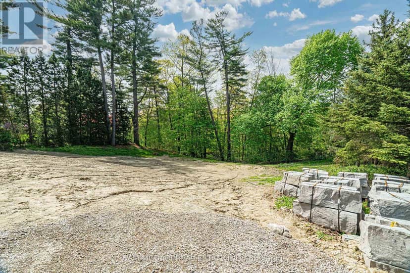 1470 Pinetree Crescent — photo 36 of 38