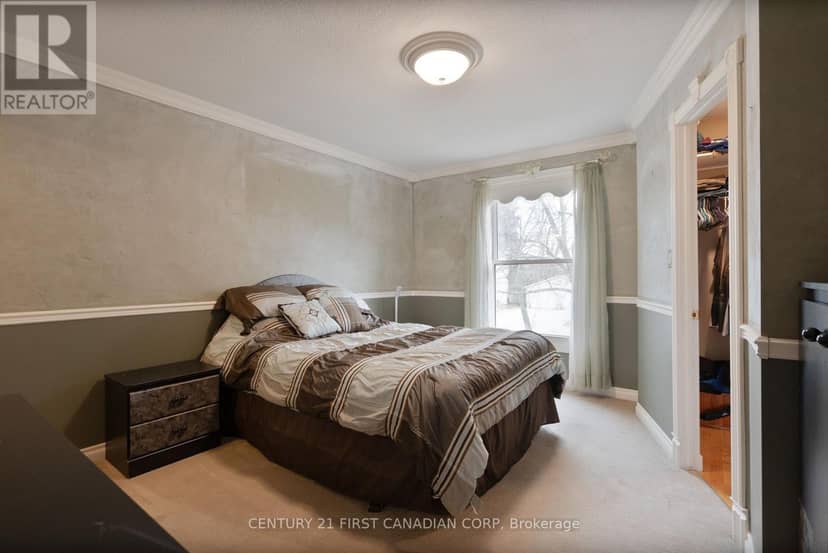 327 Everglade Crescent — photo 15 of 40