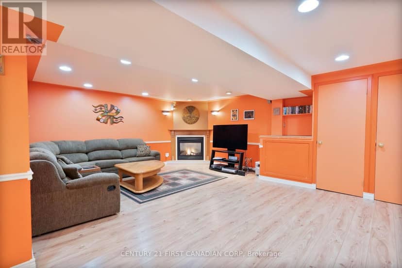 327 Everglade Crescent — photo 26 of 40