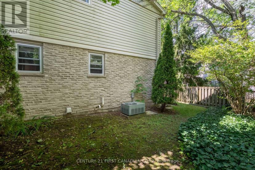 327 Everglade Crescent — photo 37 of 40