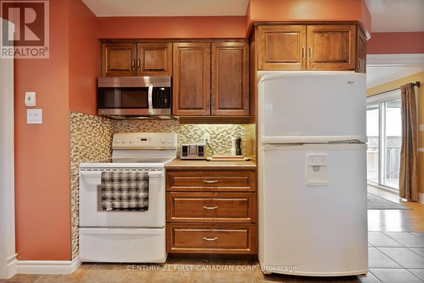 327 Everglade Crescent — photo 9 of 40