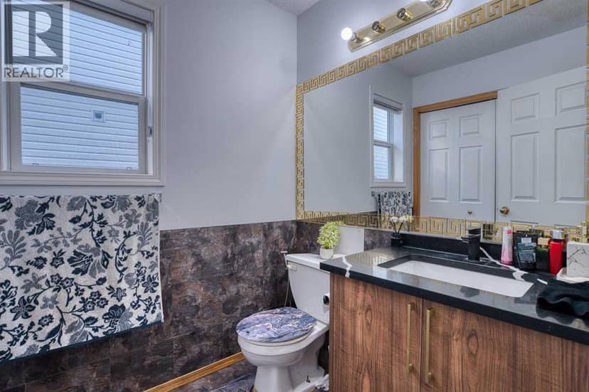 28 Coral Springs Close NE — photo 10 of 32