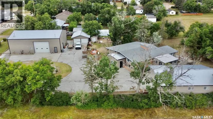 Chaplin Acreage - Two Houses and Large Shop, Chaplin, photo 2