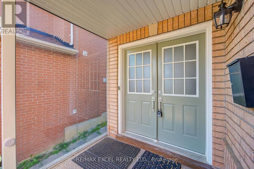 6 Sapphire Drive, Richmond Hill, photo 4