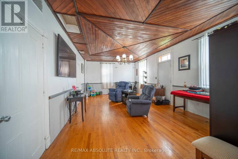 2671 Champlain Street — photo 15 of 32