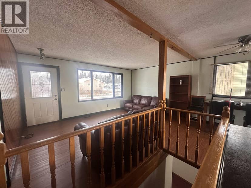 5204 TAMARACK CRESCENT, Fort Nelson, photo 2