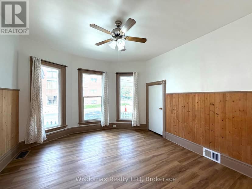 4731 Saint Lawrence Avenue — photo 4 of 35