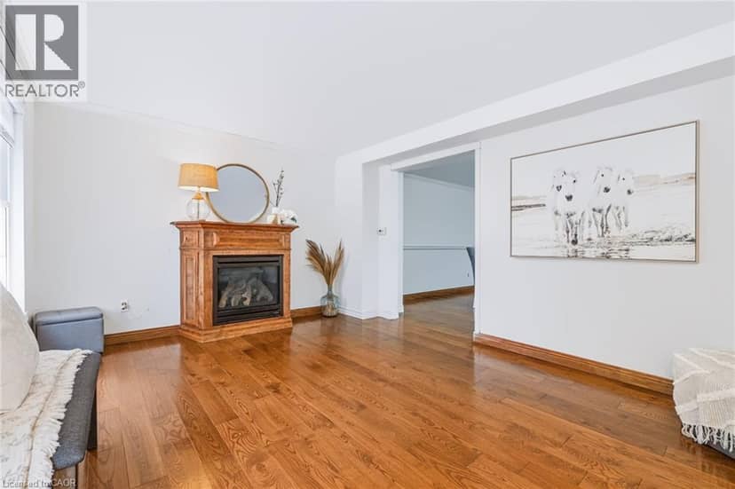 34 PEACHTREE Crescent — photo 9 of 40