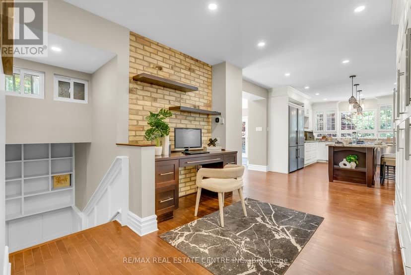1560 Elgin Road — photo 17 of 40