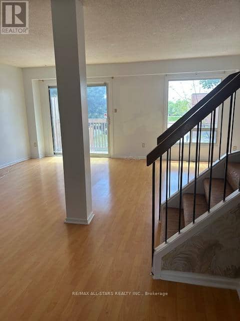 82 - 201 Alexmuir Boulevard — photo 3 of 24