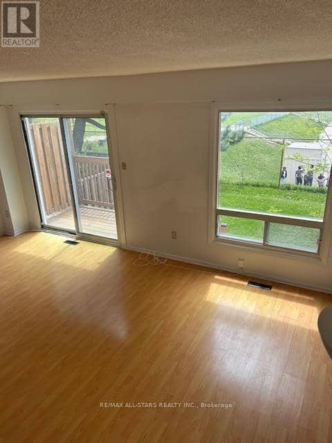 82 - 201 Alexmuir Boulevard — photo 5 of 24