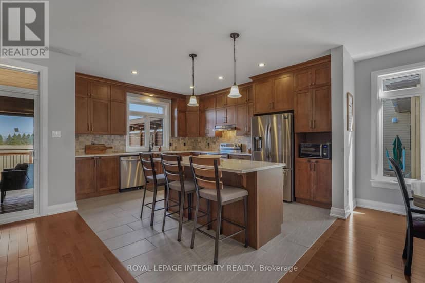 400 Colmar Street — photo 10 of 40