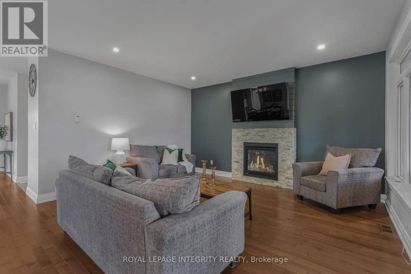 400 Colmar Street — photo 4 of 40