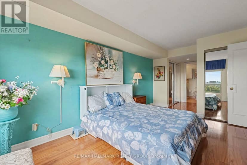 805 - 545 St Laurent Boulevard — photo 20 of 40
