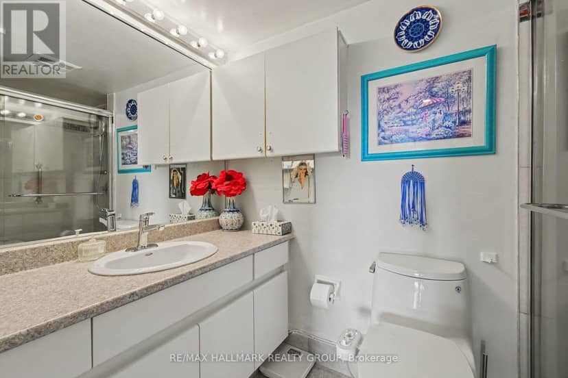 805 - 545 St Laurent Boulevard — photo 25 of 40