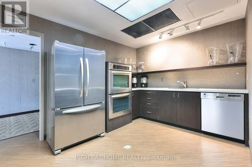 215 - 3181 Bayview Avenue — photo 27 of 33