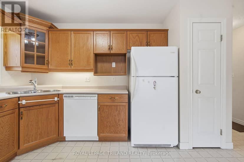 10 - 20 Windemere Place — photo 10 of 37