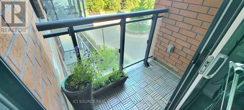 301 - 11611 Yonge Street — photo 11 of 12