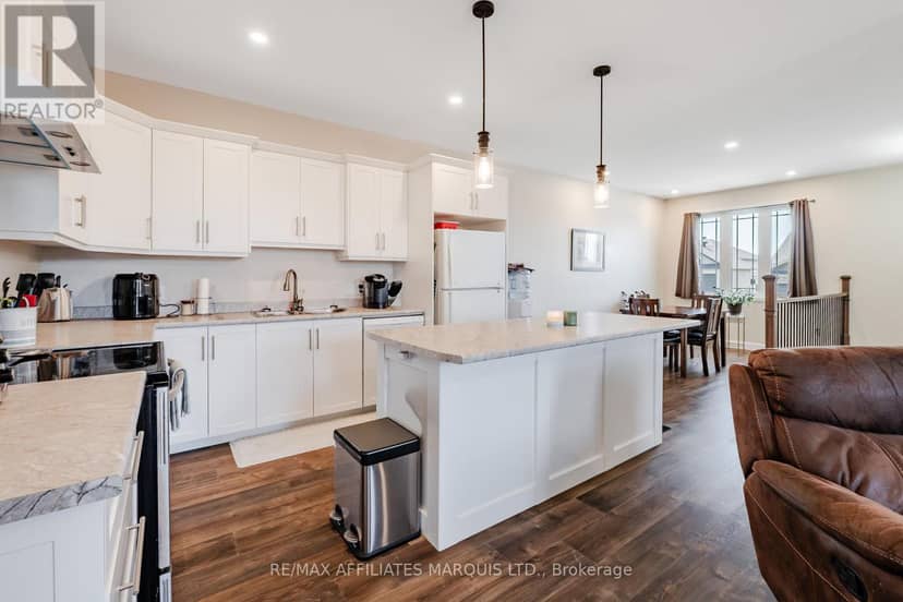 2389 Watson Crescent — photo 11 of 39