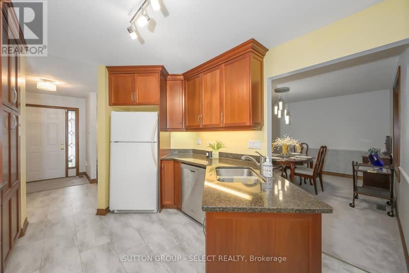 260 Village Green Avenue, London South, photo 8
