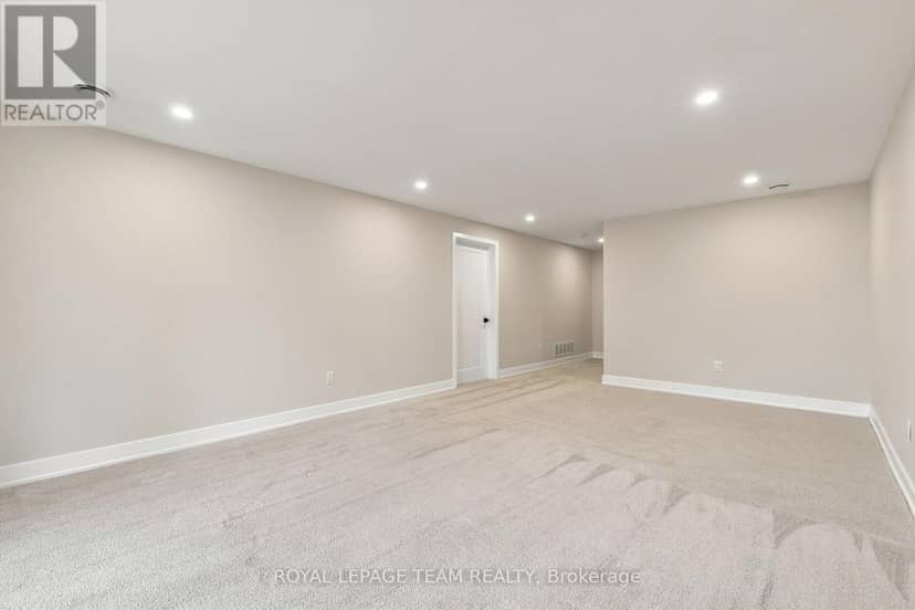 52 Whitcomb Crescent — photo 33 of 40