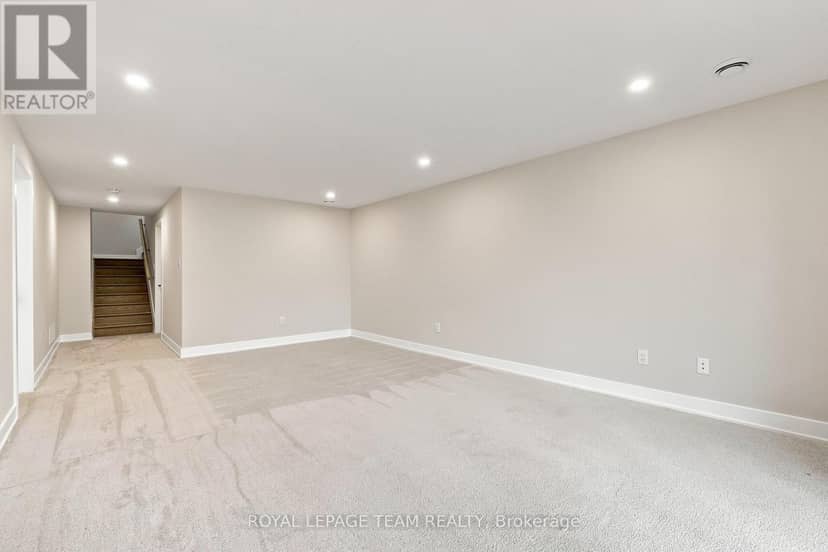 52 Whitcomb Crescent — photo 36 of 40