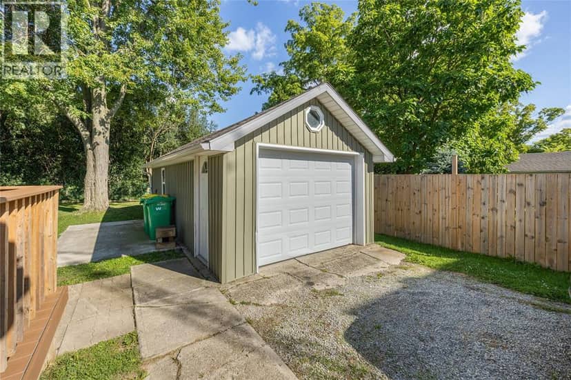 452 Maude Street, Petrolia, photo 4