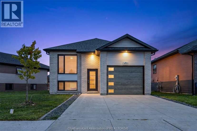 203 Moonstone Crescent — photo 2 of 40