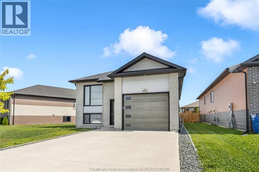 203 Moonstone Crescent — photo 3 of 40