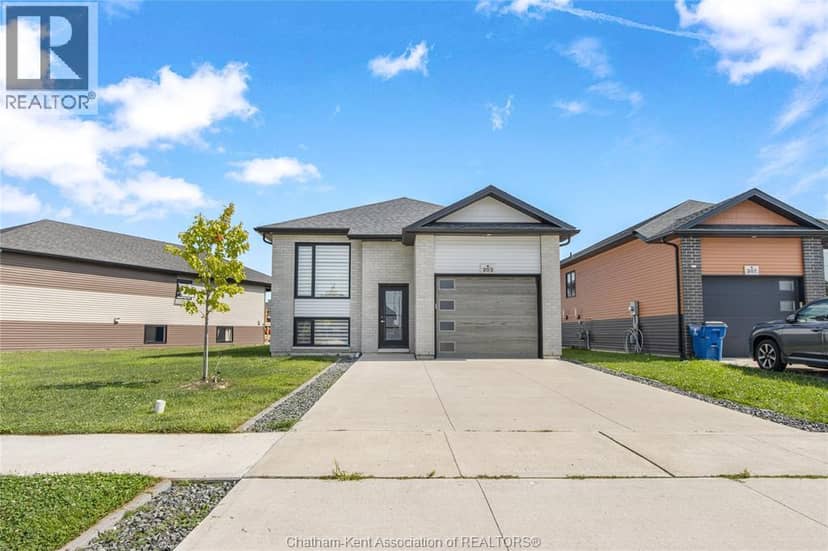 203 Moonstone Crescent — photo 4 of 40