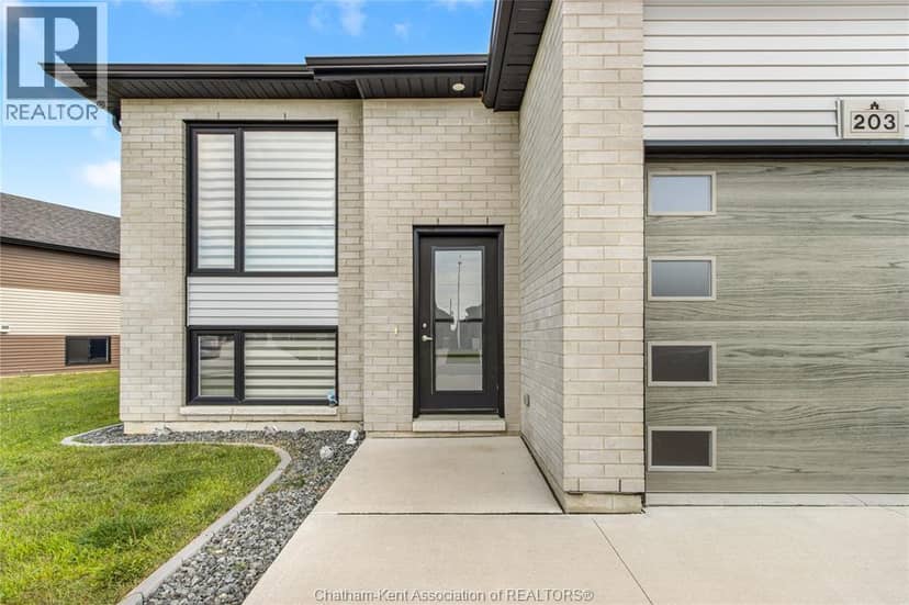 203 Moonstone Crescent — photo 6 of 40