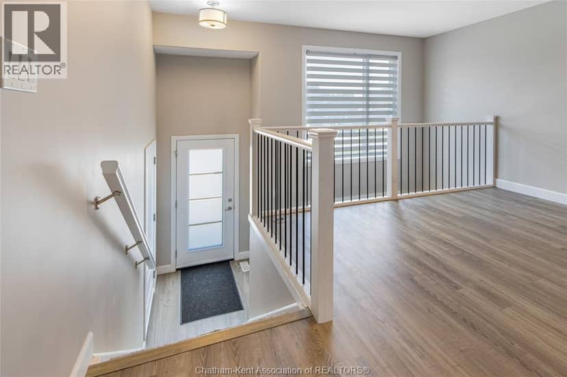 203 Moonstone Crescent — photo 7 of 40