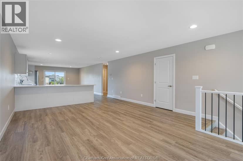 203 Moonstone Crescent — photo 9 of 40
