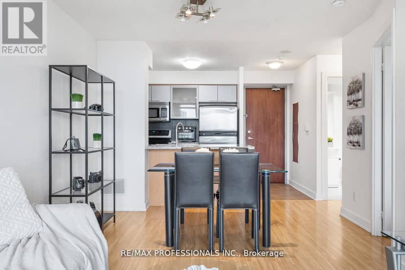 706 - 18 Harrison Garden Boulevard — photo 15 of 25