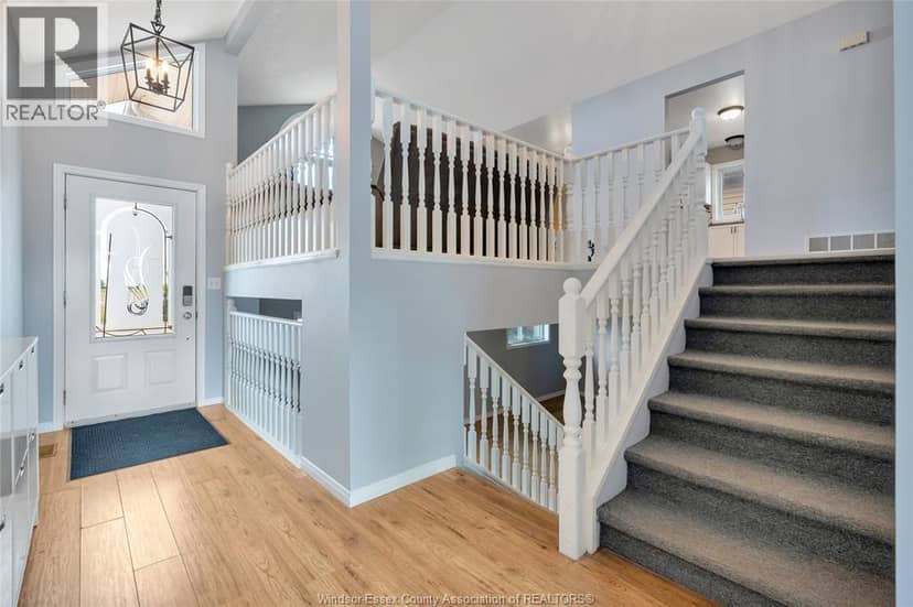 125 QUEEN STREET South — photo 2 of 40