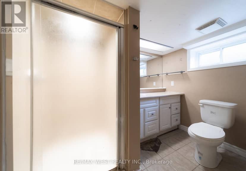 7826 Yonge Street — photo 18 of 33