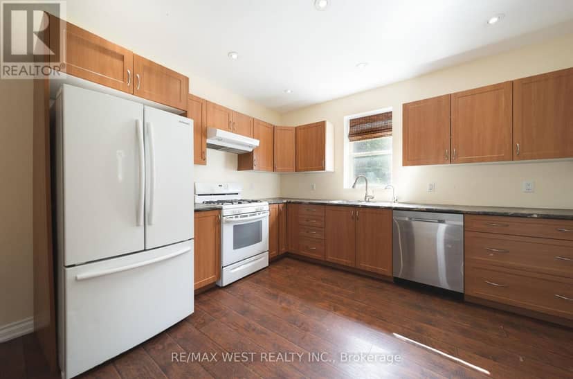 7826 Yonge Street — photo 25 of 33