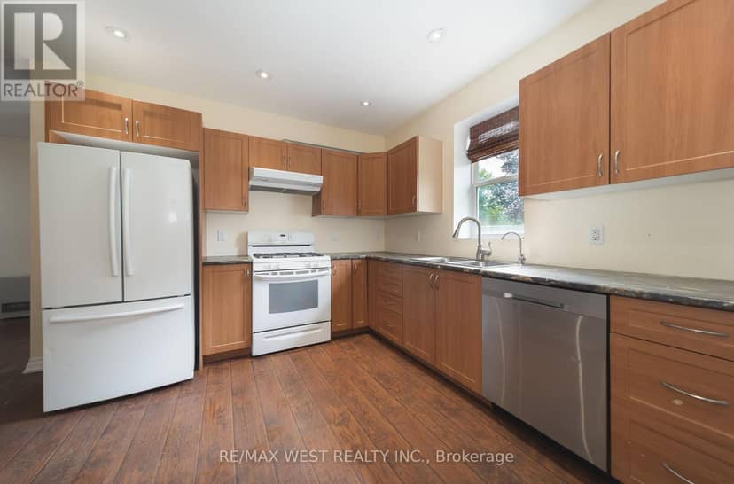 7826 Yonge Street — photo 28 of 33