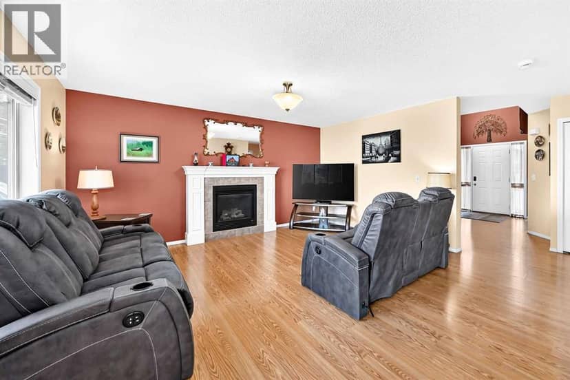 325 Luxstone Green SW — photo 18 of 40