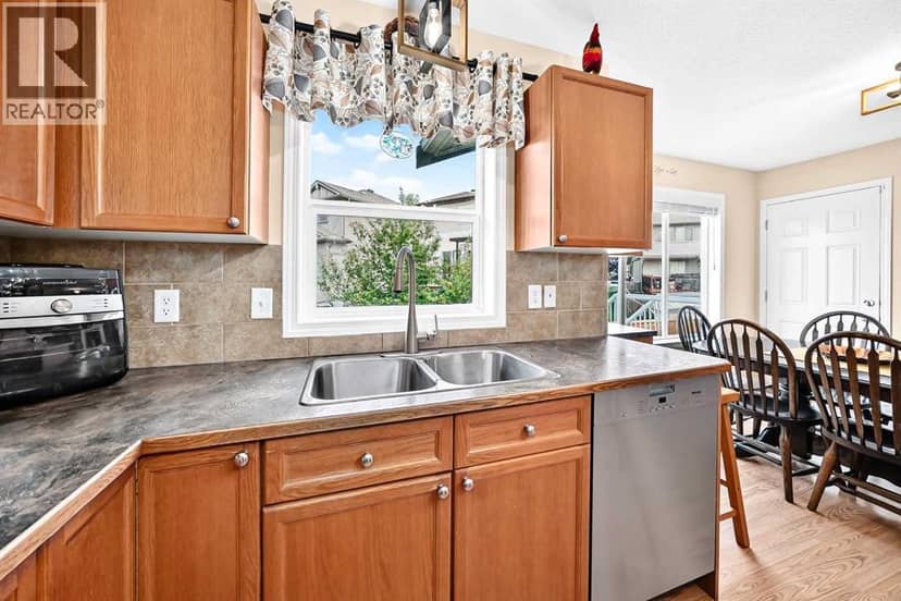 325 Luxstone Green SW, Airdrie, photo 8