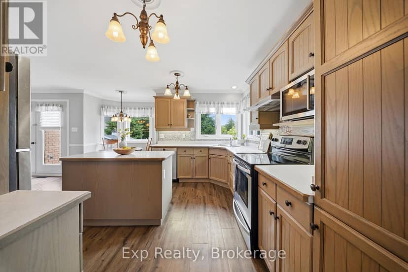 121 Simcoe Street — photo 16 of 40