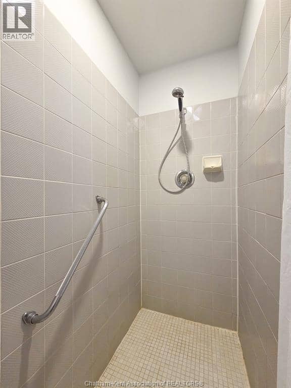 21 Earl DRIVE — photo 36 of 40